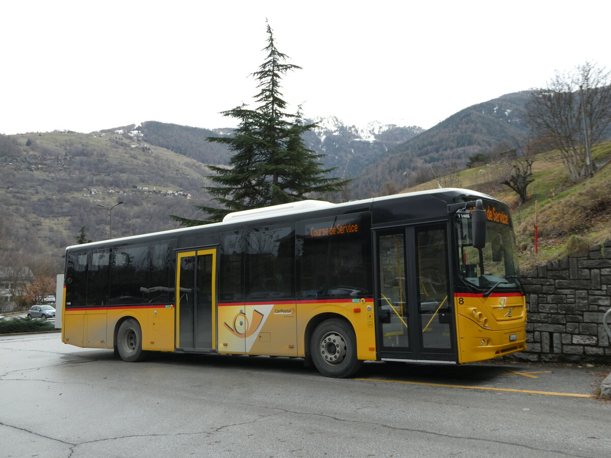 (244'192) - Lathion, Sion - Nr. 8/VS 444'334 - Volvo am 26. Dezember 2022 in Basse-Nendaz, Garage