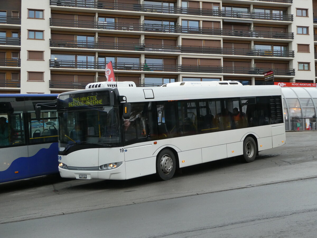 (244'200) - Lathion, Sion - Nr. 19/VS 197'617 - Solaris (ex Interbus, Yverdon Nr. 42; ex BRH ViaBus, D-Speyer; ex FirstGroup RheinNeckar, D-Speyer) am 26. Dezember 2022 in Haute-Nendaz, Tlcabine