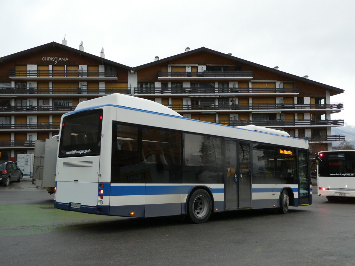 (244'205) - Lathion, Sion - Nr. 25/VS 404'042 - Scania/Hess (ex AHW Horgen; ex ZVB Zug Nr. 140) am 26. Dezember 2022 in Haute-Nendaz, Tlcabine