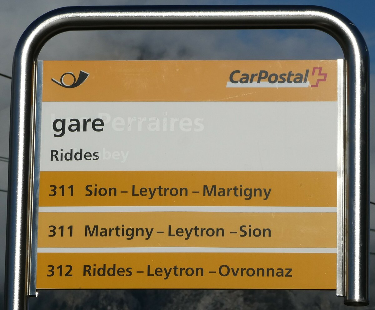 (244'237) - PostAuto-Haltestellenschild - Riddes, gare - am 27. Dezember 2022