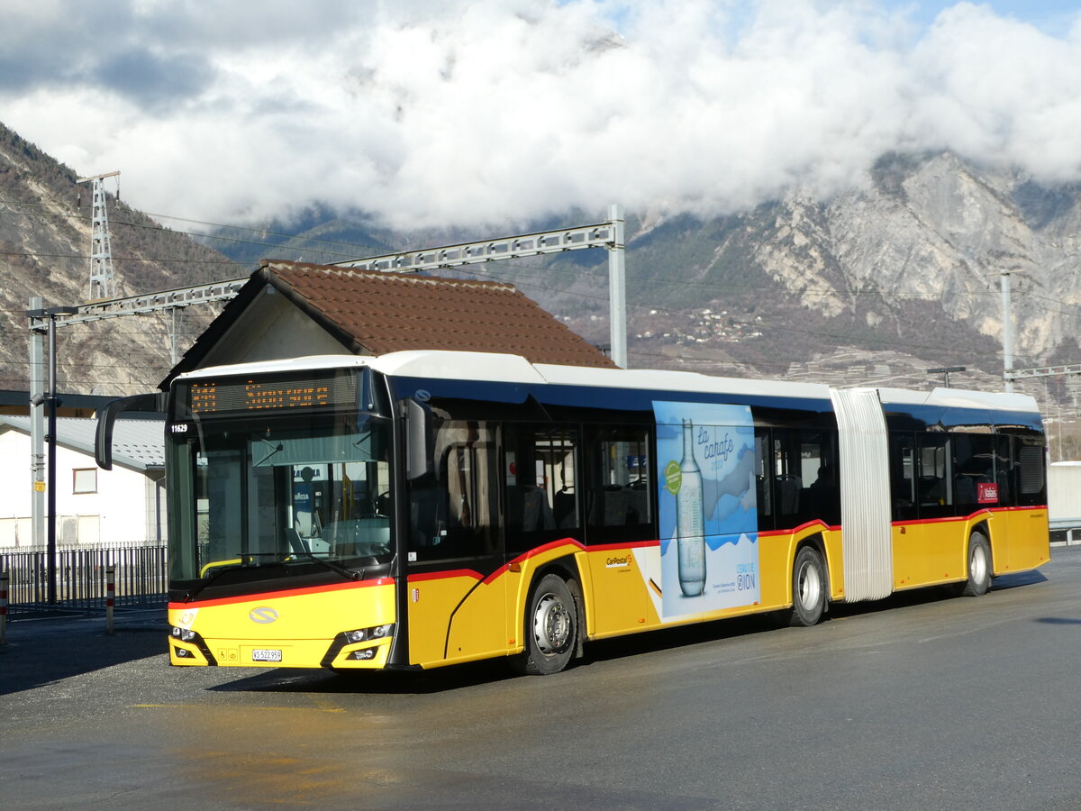 (244'239) - PostAuto Wallis - Nr. 56/VS 522'959 - Solaris am 27. Dezember 2022 beim Bahnhof Riddes