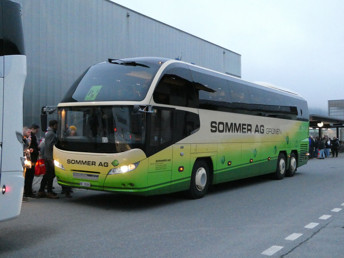 (244'486) - Sommer, Grnen - BE 30'306 - Neoplan am 7. Januar 2023 beim Bahnhof Frutigen