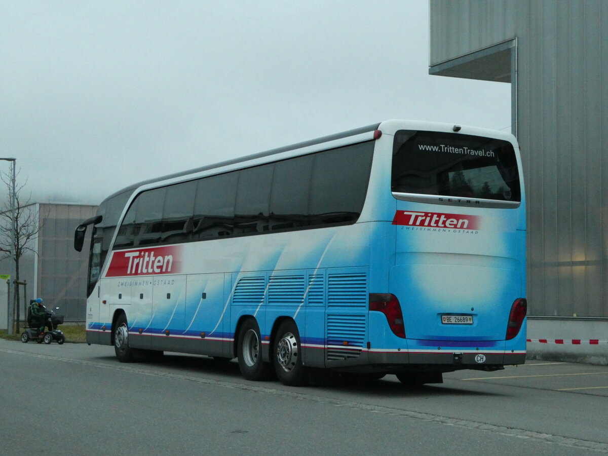 (244'492) - Tritten, Zweisimmen - BE 26'689 - Setra am 7. Januar 2023 beim Bahnhof Frutigen