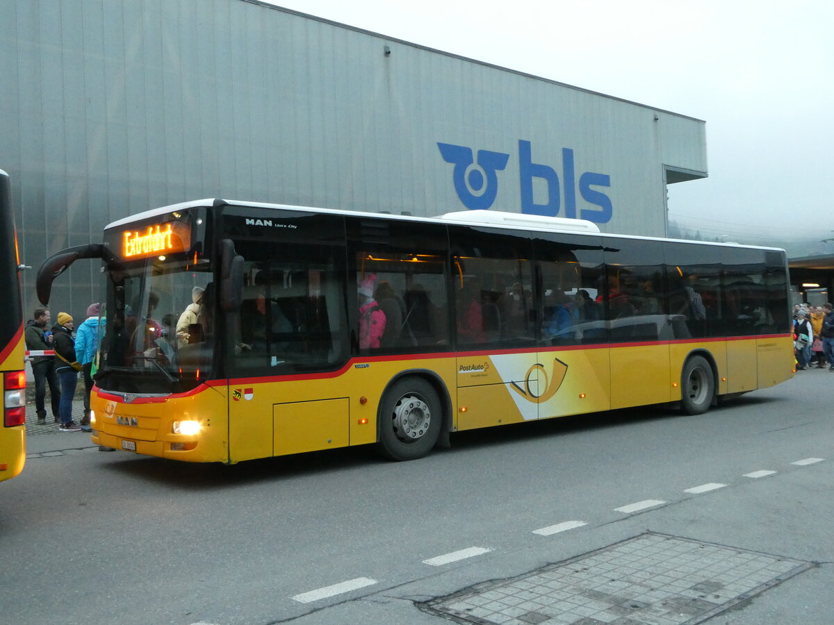 (244'510) - Steiner, Messen - SO 20'141/PID 10'017 - MAN am 7. Januar 2023 beim Bahnhof Frutigen