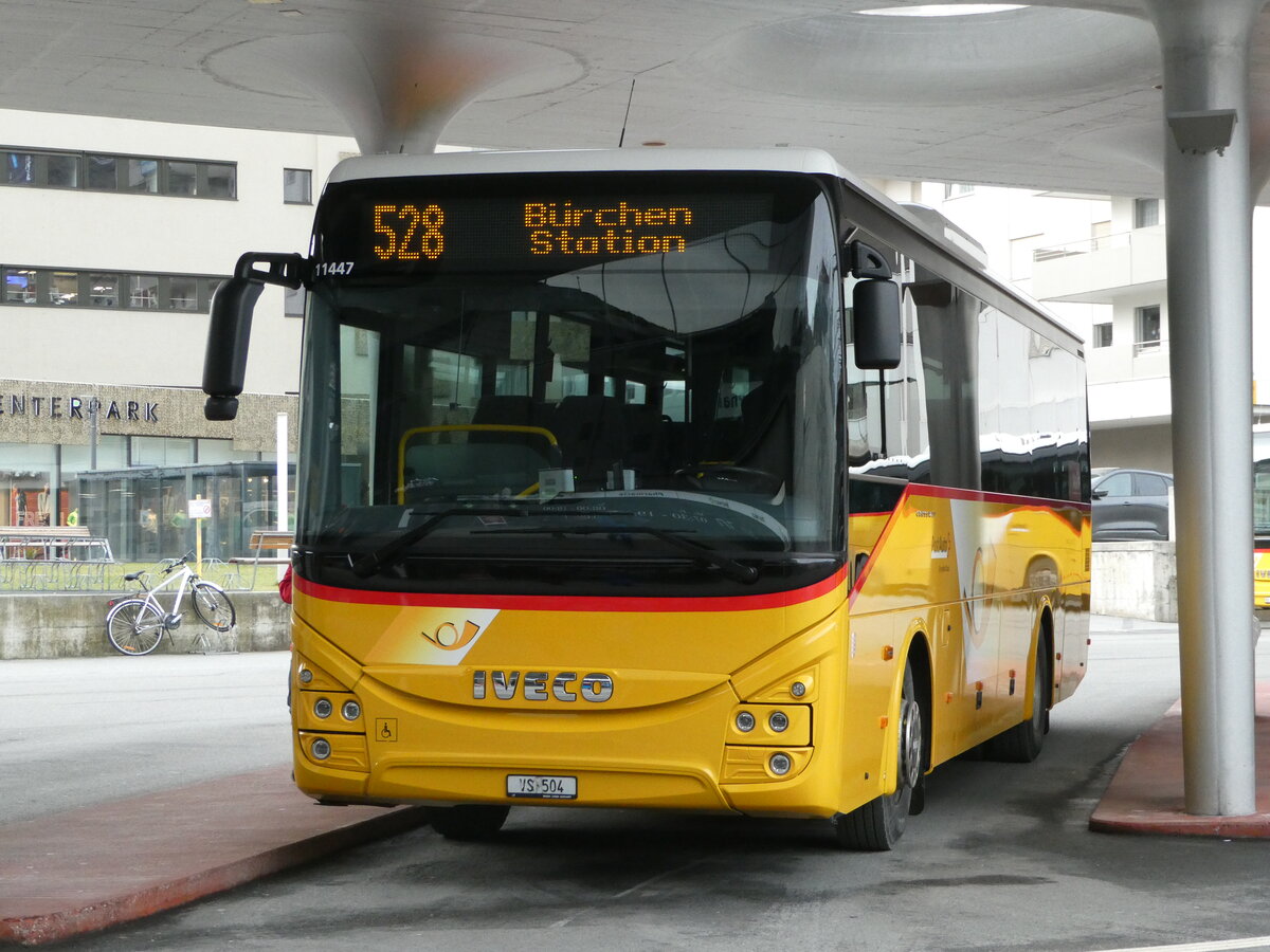 (245'001) - Autotour, Visp - VS 504/PID 11'447 - Iveco am 14. Januar 2023 beim Bahnhof Visp