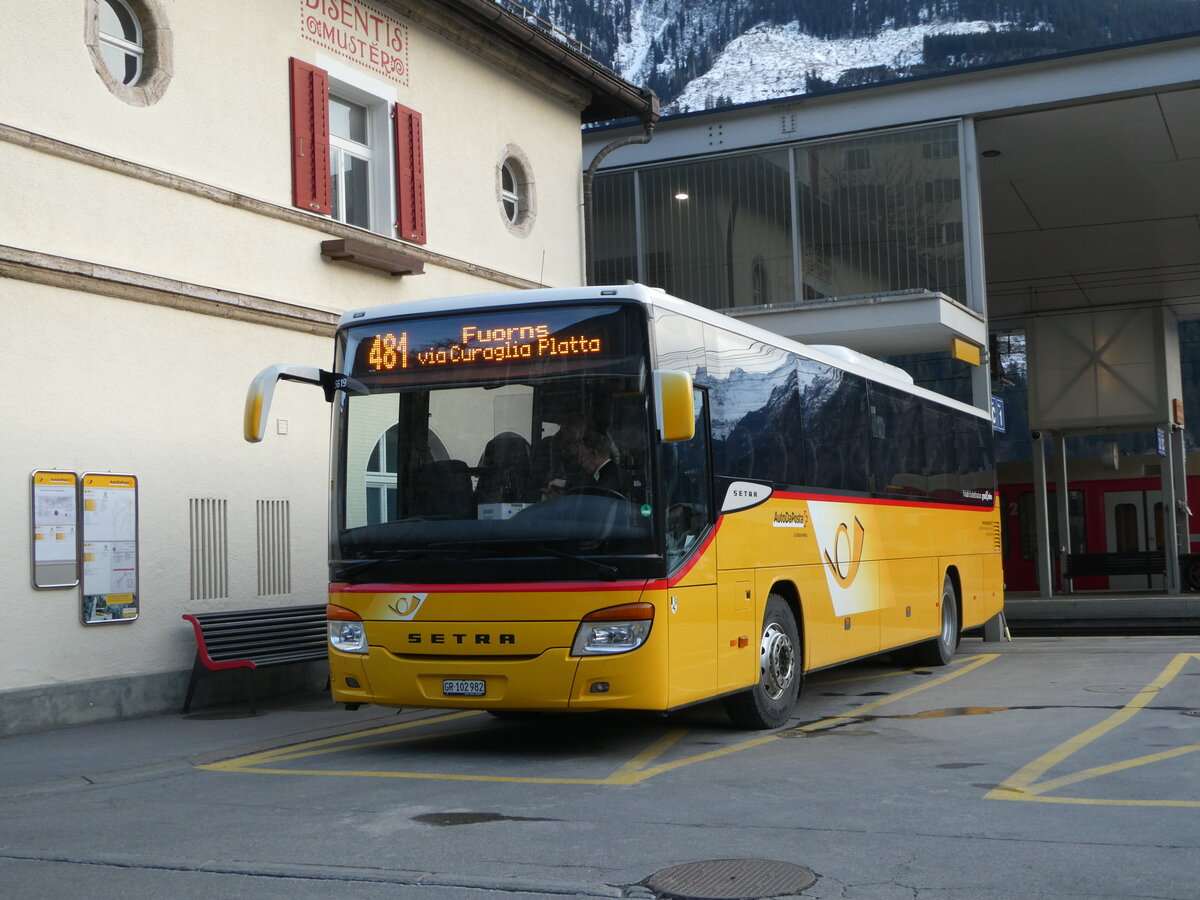 (245'179) - Bundi, Disentis - GR 102'982/PID 5619 - Setra am 18. Januar 2023 beim Bahnhof Disentis