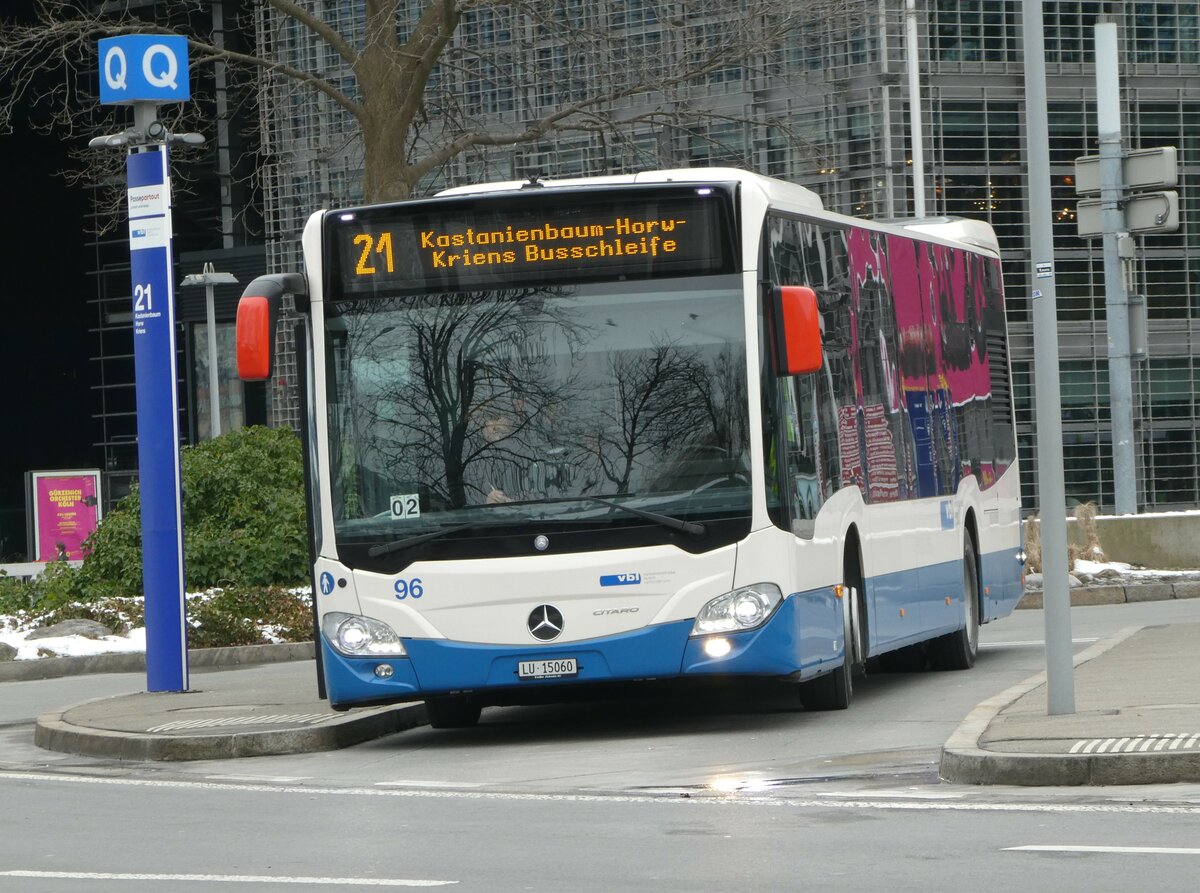 (245'359) - VBL Luzern - Nr. 96/LU 15'060 - Mercedes am 25. Januar 2023 beim Bahnhof Luzern