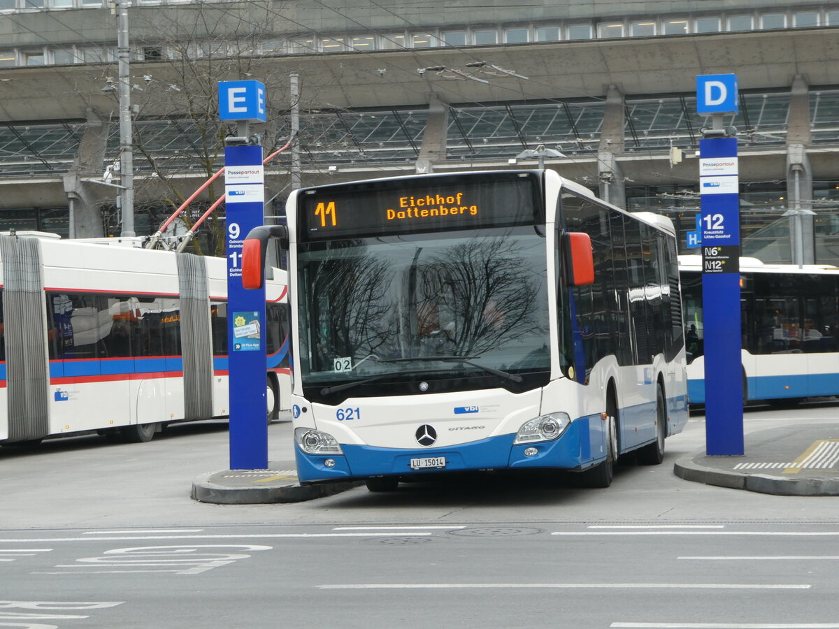 (245'374) - VBL Luzern - Nr. 621/LU 15'014 - Mercedes am 25. Januar 2023 beim Bahnhof Luzern