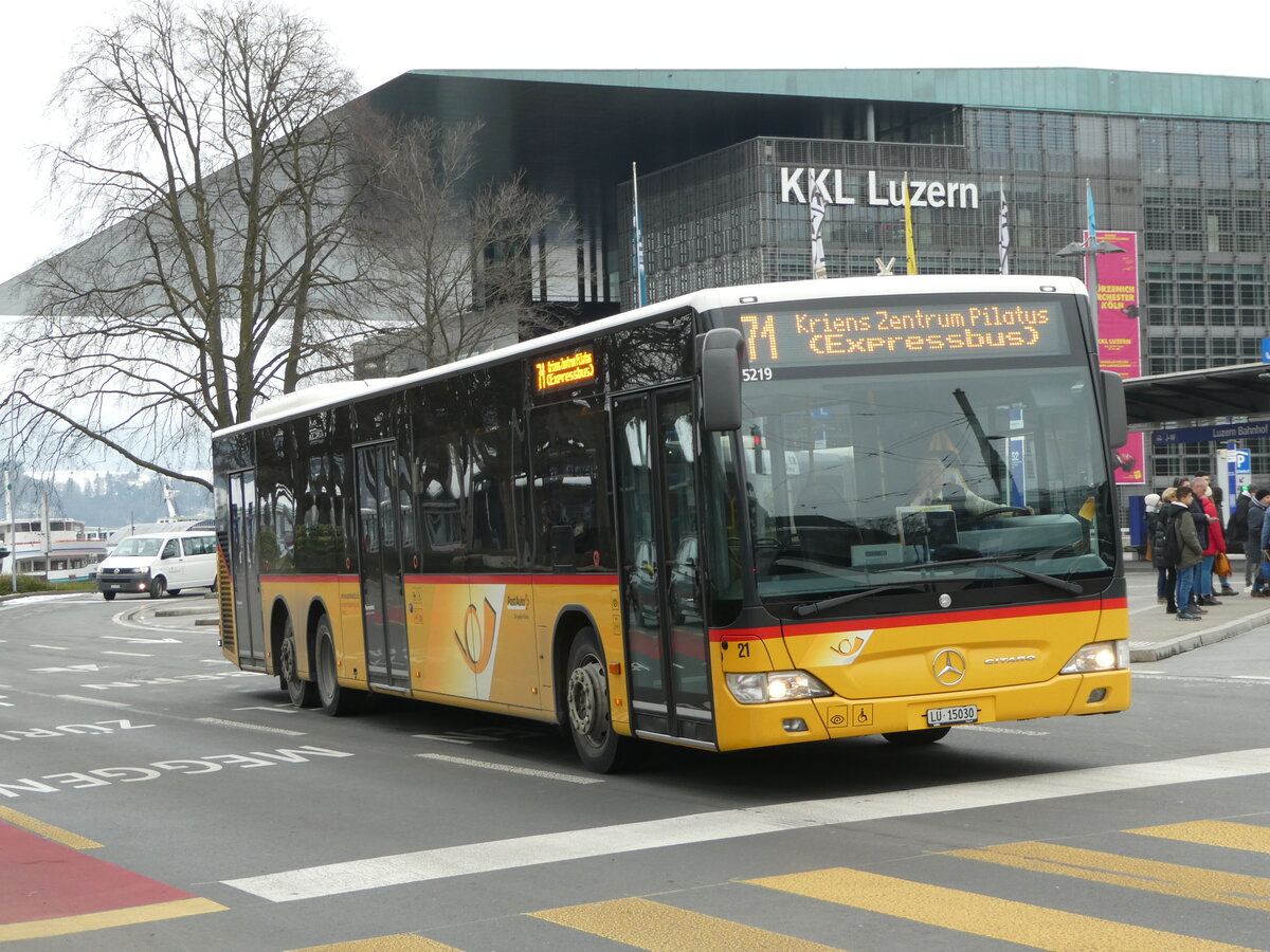 (245'390) - Bucheli, Kriens - Nr. 21/LU 15'030/PID 5219 - Mercedes am 25. Januar 2023 beim Bahnhof Luzern