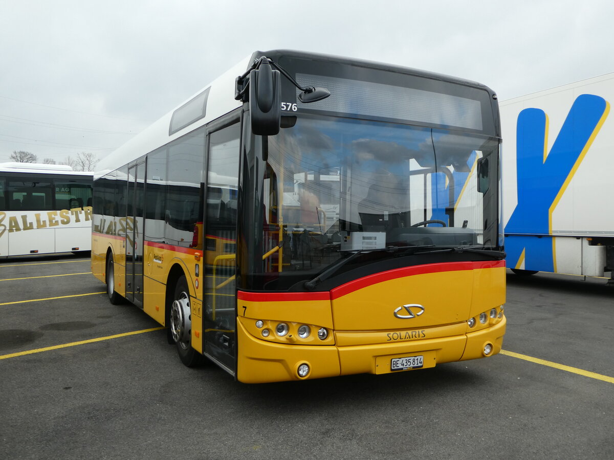 (245'502) - PostAuto Bern - Nr. 7/BE 435'814/PID 5576 - Solaris (ex Lengacher, Wichtrach Nr. 4) am 28. Januar 2023 in Kerzers, Interbus