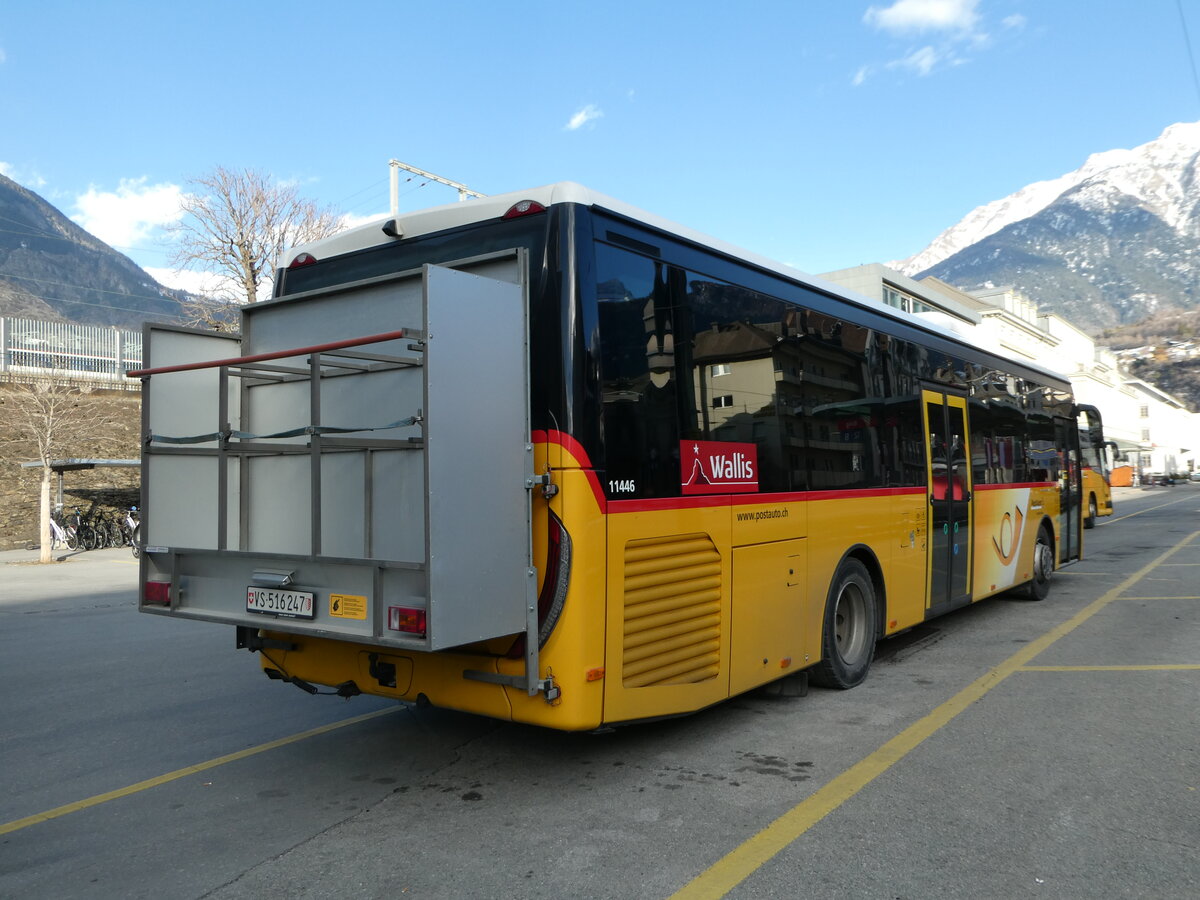 (245'603) - PostAuto Wallis - VS 516'247/PID 11'446 - Iveco am 31. Januar 2023 beim Bahnhof Brig