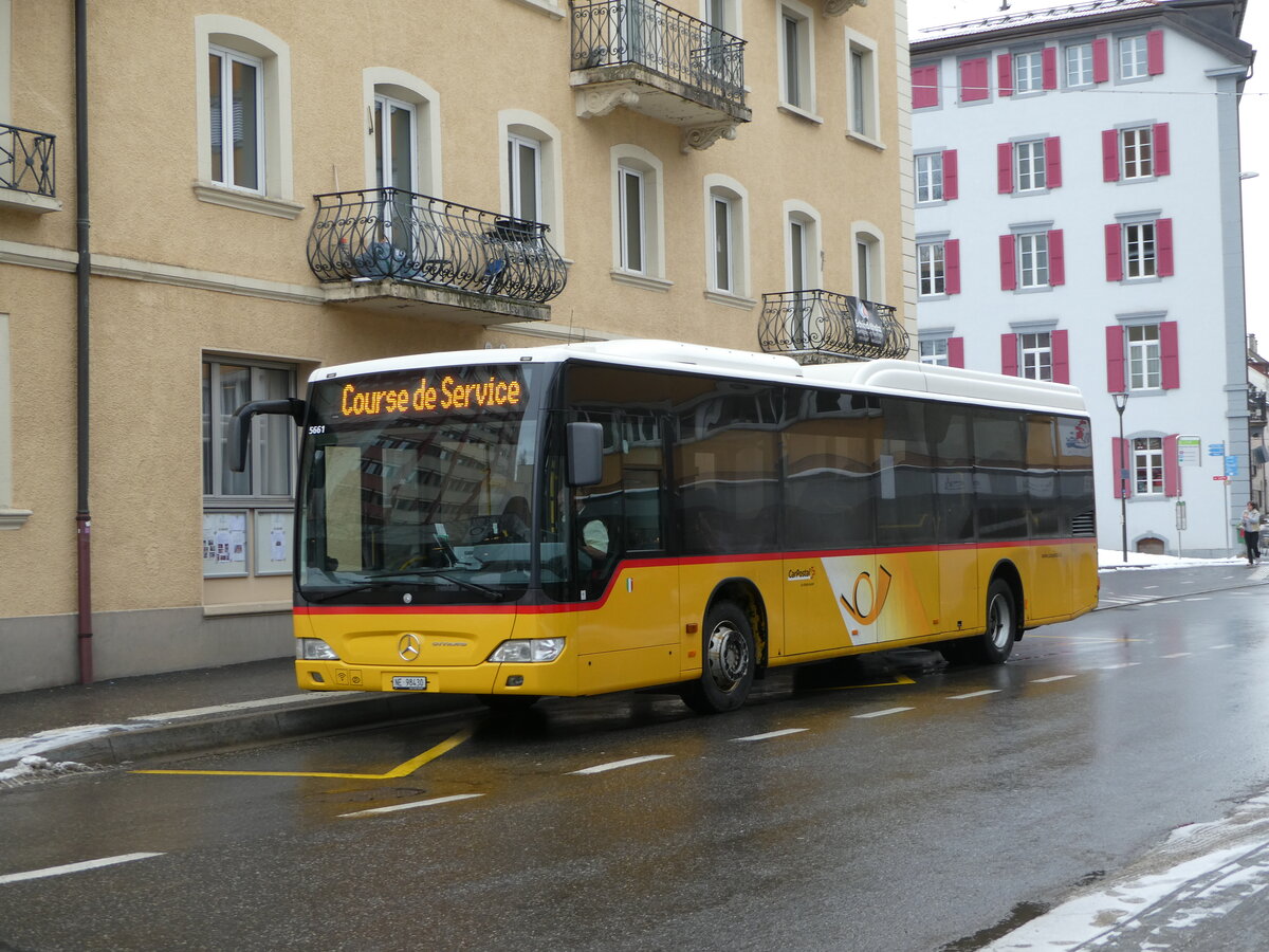 (245'636) - CarPostal Ouest - NE 98'430/PID 5661 - Mercedes am 2. Februar 2023 beim Bahnhof Le Locle