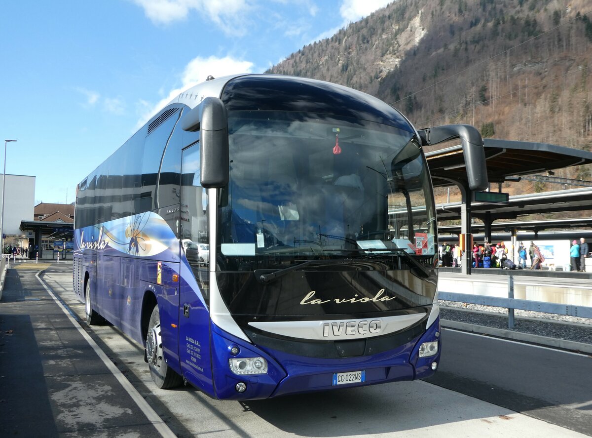 (245'838) - Aus Italien: La Viola, Roma - Nr. 109/GG 022 WS - Iveco am 5. Februar 2023 beim Bahnhof Interlaken Ost