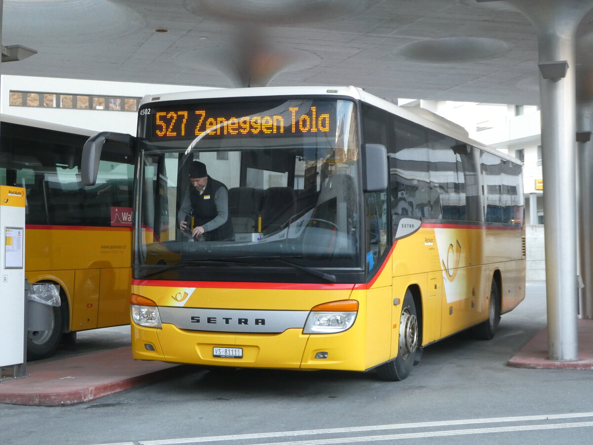 (246'001) - Autotour, Visp - VS 81'111/PID 4502 - Setra am 11. Februar 2023 beim Bahnhof Visp