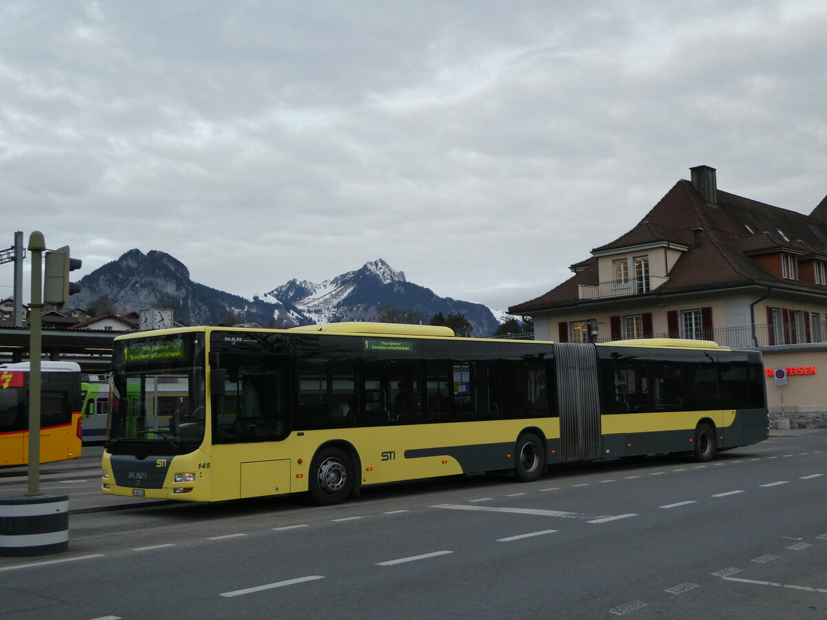 (246'196) - STI Thun - Nr. 145/BE 801'145 - MAN am 17. Februar 2023 beim Bahnhof Spiez