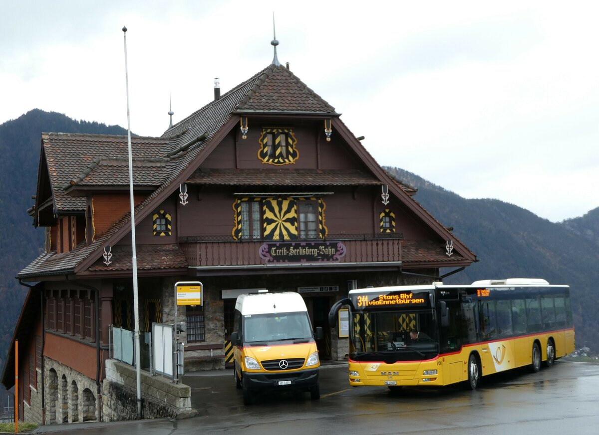 (247'115) - TSB Seelisberg - UR 1303/PID 4836 - Mercedes (ex Schnider, Schpfheim) + PostAuto Zentralschweiz - Nr. 700/NW 27'617/PID 5569 - MAN (ex Niederer, Filzbach Nr. 12; ex PostAuto Ostschweiz) am 10. Mrz 2023 beim Bahnhof Seelisberg