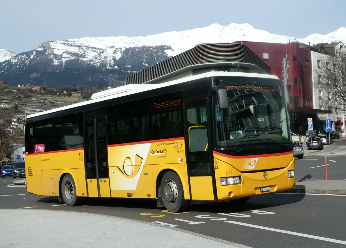 (247'229) - PostAuto Wallis - Nr. 21/VS 365'402/PID 5039 - Irisbus am 16. Mrz 2023 beim Bahnhof Sion