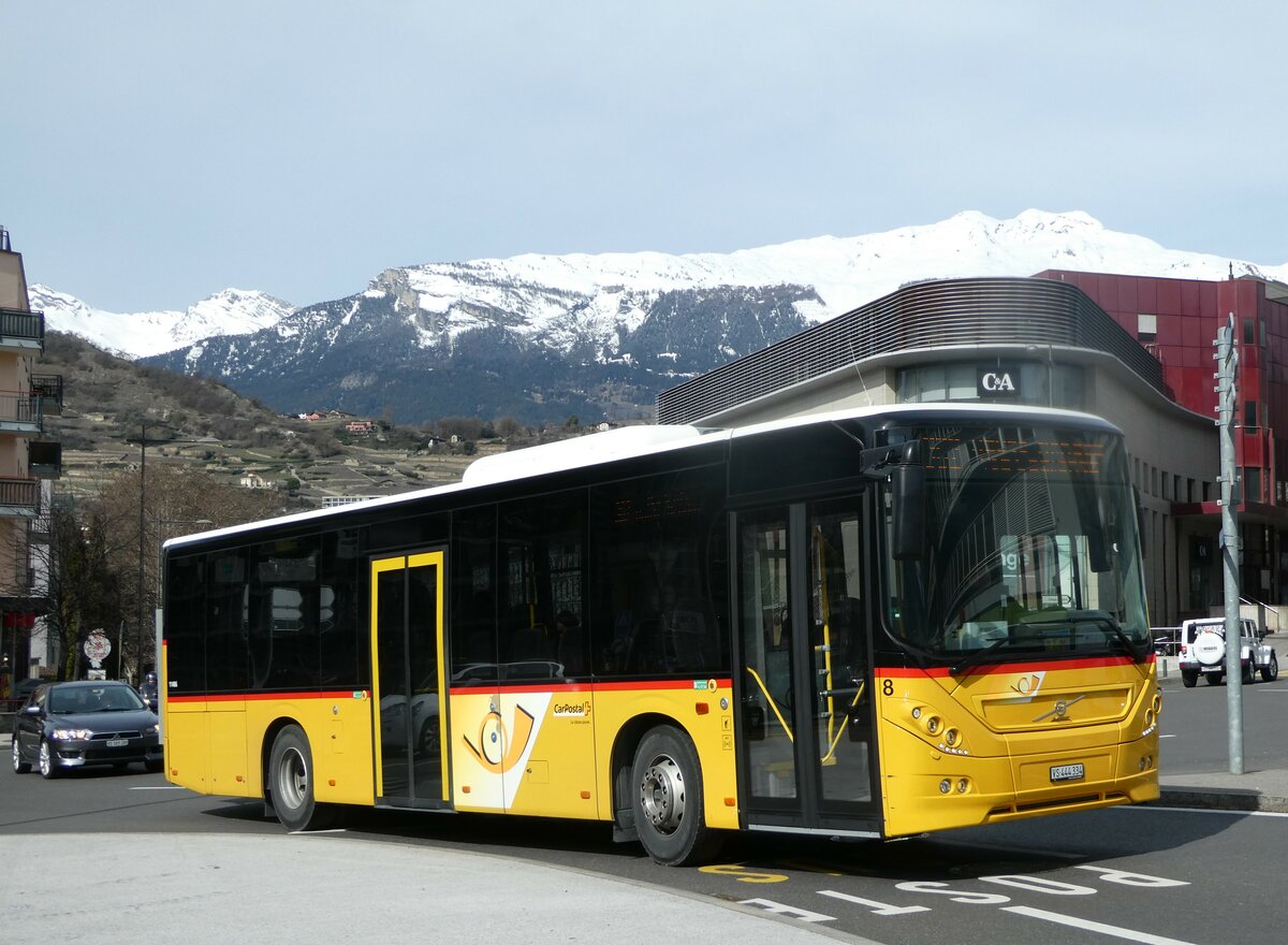 (247'240) - Lathion, Sion - Nr. 8/VS 444'334/PID 11'486 - Volvo am 16. Mrz 2023 beim Bahnhof Sion