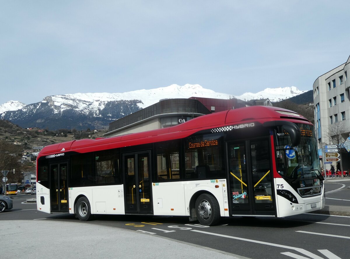 (247'246) - PostAuto Wallis - Nr. 75/VS 428'859/PID 10'025 - Volvo am 16. Mrz 2023 beim Bahnhof Sion