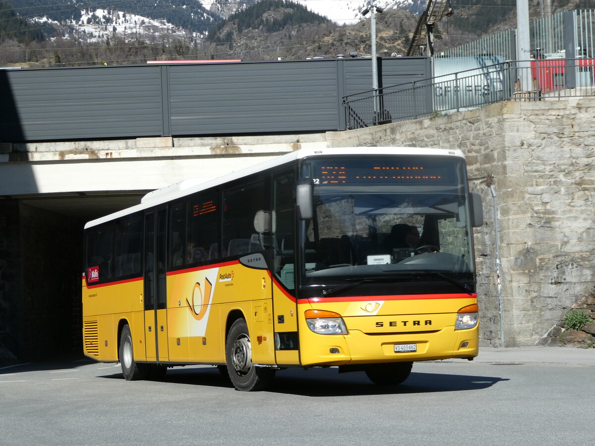 (247'272) - PostAuto Wallis - VS 403'662/PID 5622 - Setra am 16. Mrz 2023 beim Bahnhof Brig