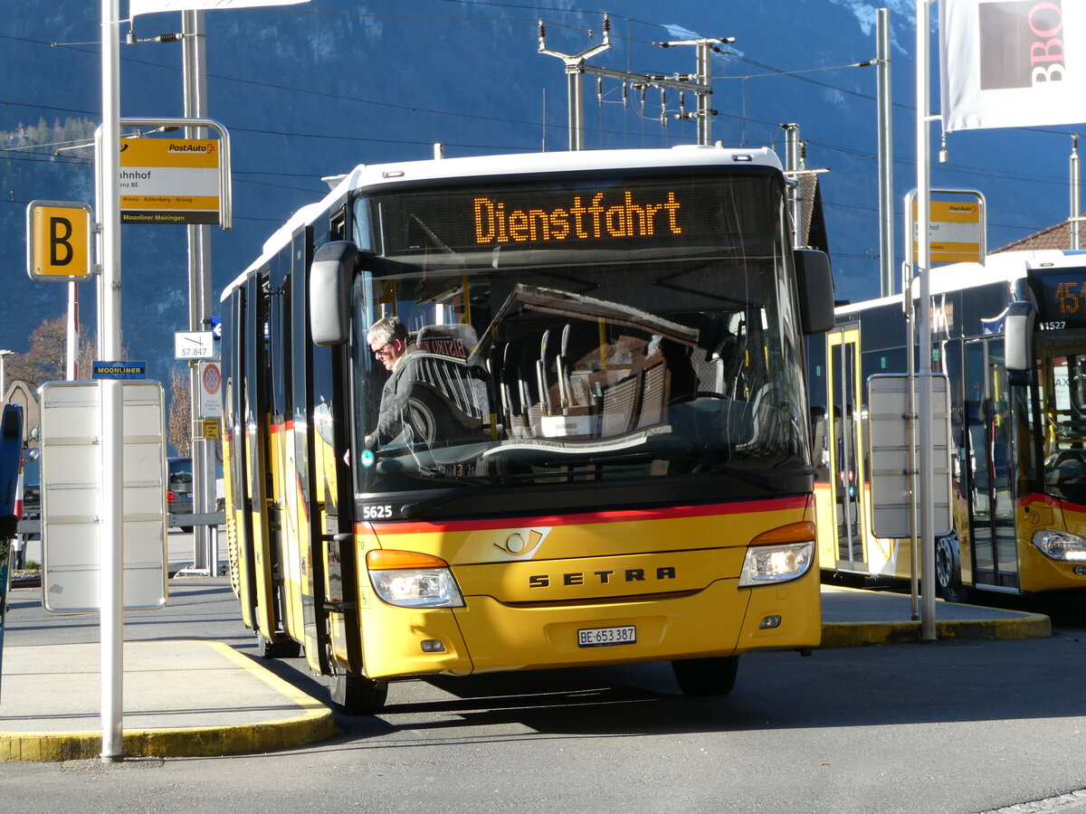 (247'386) - PostAuto Bern - Nr. 70/BE 653'387/PID 5625 - Setra am 18. Mrz 2023 beim Bahnhof Brienz