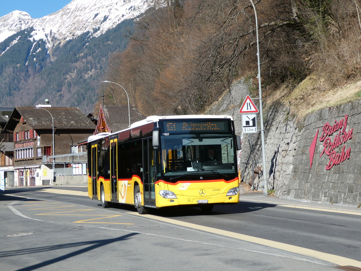 (247'396) - Flck, Brienz - Nr. 7/BE 623'971/PID 11'527 - Mercedes am 18. Mrz 2023 beim Bahnhof Brienz