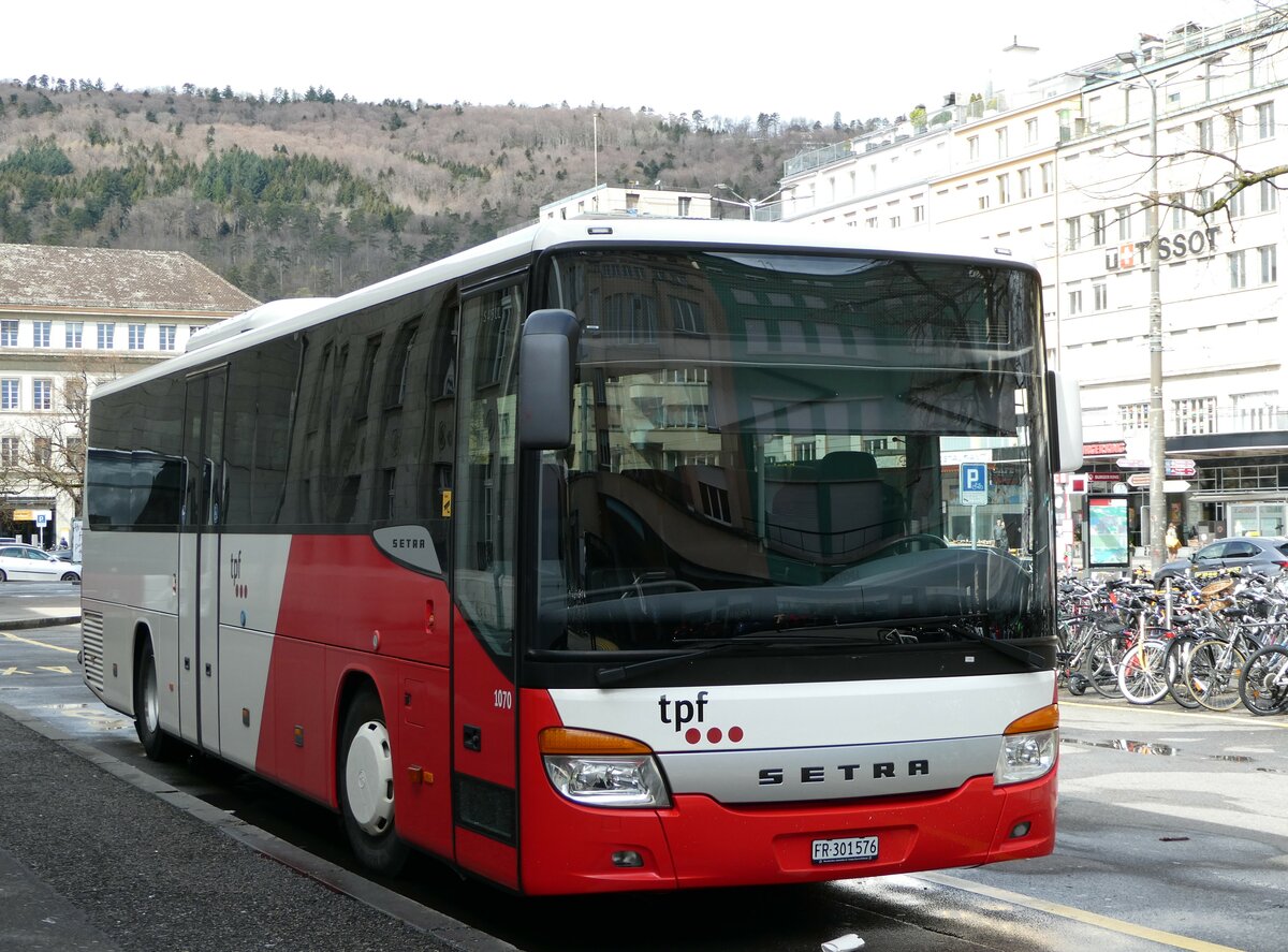 (247'638) - TPF Fribourg - Nr. 1070/FR 301'576 - Setra (ex CJ Tramelan Nr. 124) am 25. Mrz 2023 beim Bahnhof Biel