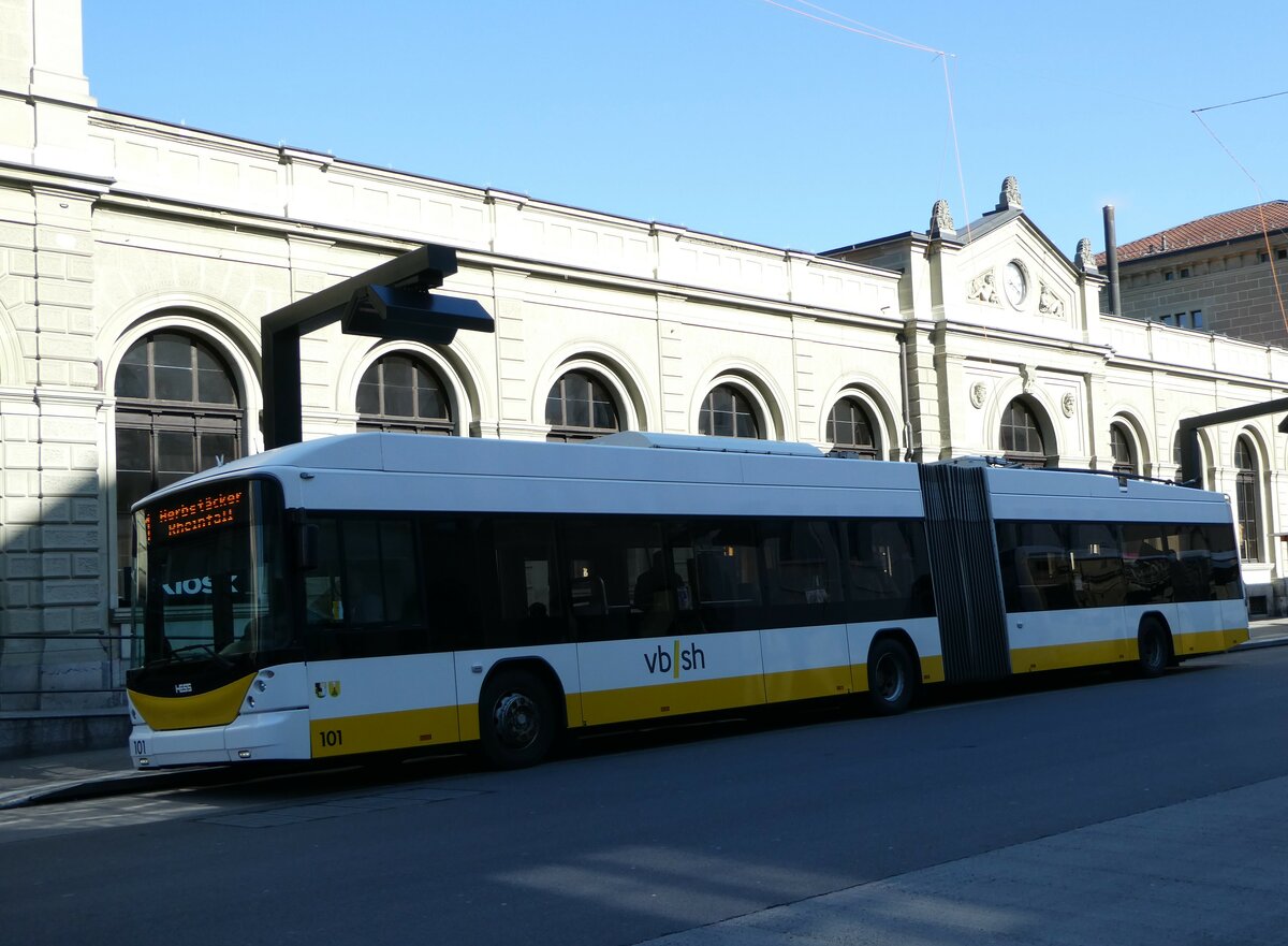 (248'075) - VBSH Schaffhausen - Nr. 101 - Hess/Hess Gelenktrolleybus am 6. April 2023 beim Bahnhof Schaffhausen