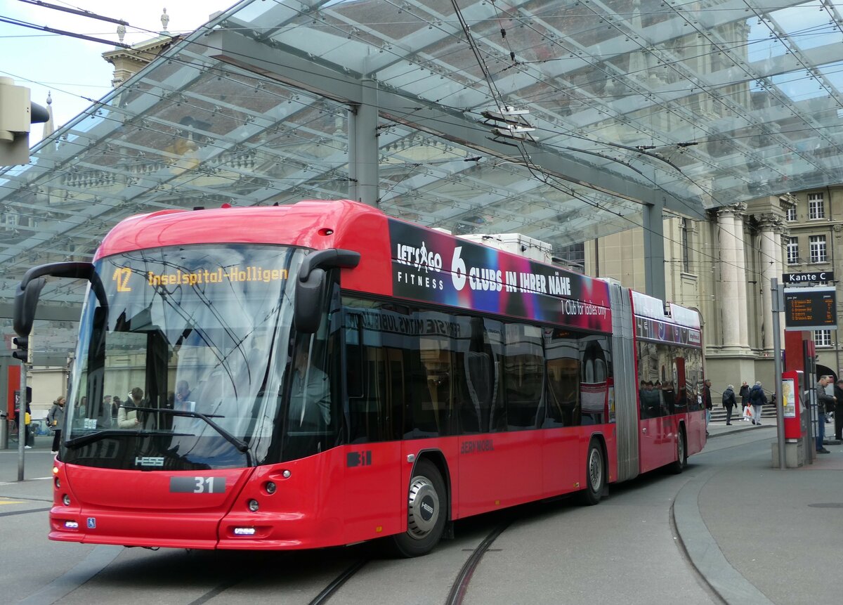 (248'240) - Bernmobil, Bern - Nr. 31 - Hess/Hess Gelenktrolleybus am 8. April 2023 beim Bahnhof Bern