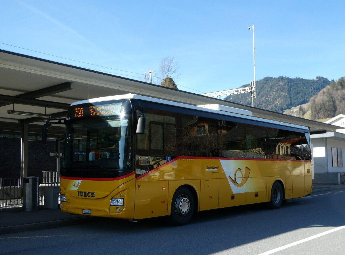 (248'341) - Spring, Schwenden - BE 368'914/PID 10'313 - Iveco am 10. April 2023 beim Bahnhof Oey-Diemtigen