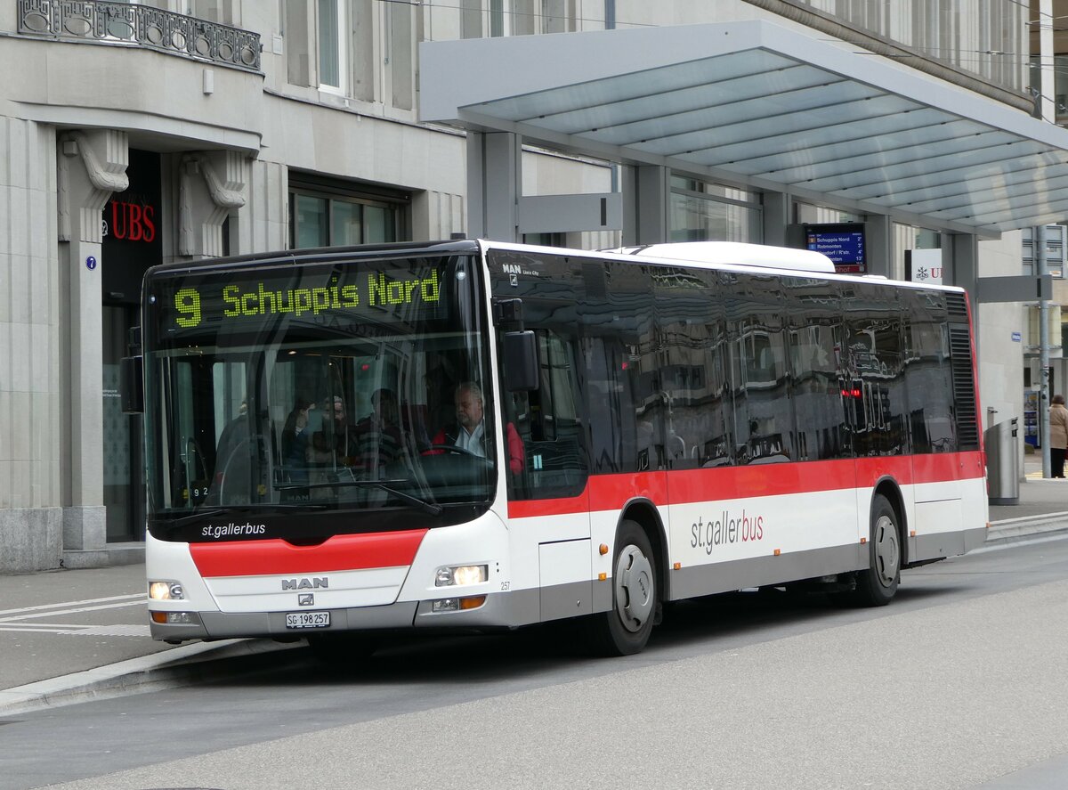 (248'397) - St. Gallerbus, St. Gallen - Nr. 257/SG 198'257 - MAN am 13. April 2023 beim Bahnhof St. Gallen