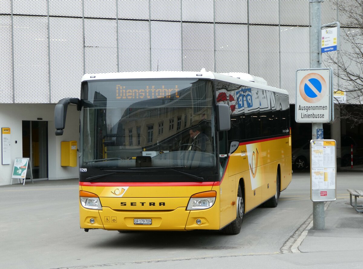 (248'628) - PostAuto Graubnden - GR 179'709/PID 11'299 - Setra am 15. April 2023 beim Bahnhof Davos Platz