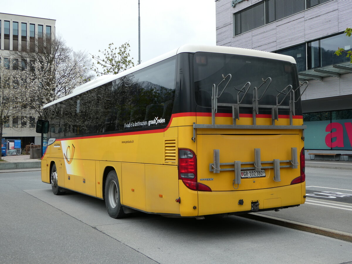 (248'644) - PostAuto Graubnden - GR 102'380/PID 4365 - Setra (ex GR 102'345; ex Riederer, St. Margrethenberg) am 15. April 2023 beim Bahnhof Landquart