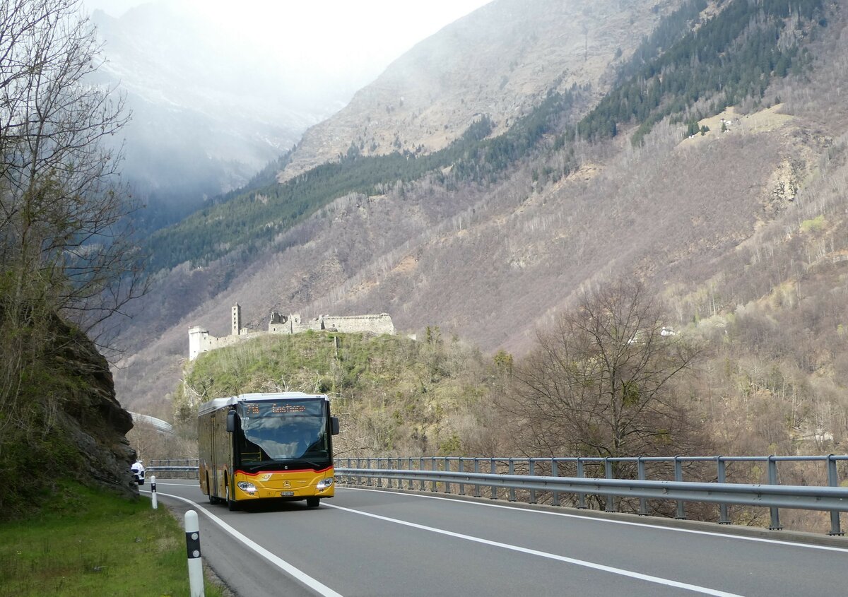 (248'733) - PostAuto Graubnden - GR 102'356/PID 11'659 - Mercedes am 16. April 2023 in Soazza, Strada de Sra