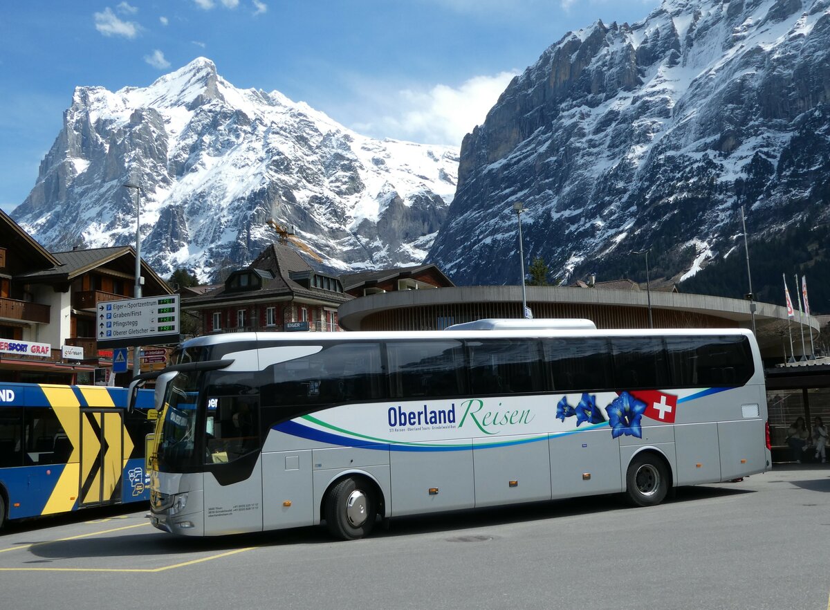 (248'801) - Oberland Reisen, Thun - Nr. 47/BE 607'481 - Mercedes am 18. April 2023 beim Bahnhof Grindelwald