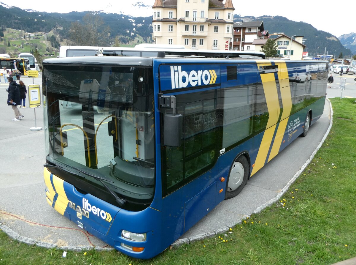 (248'975) - STI Thun - Nr. 128 - MAN am 21. April 2023 beim Bahnhof Grindelwald