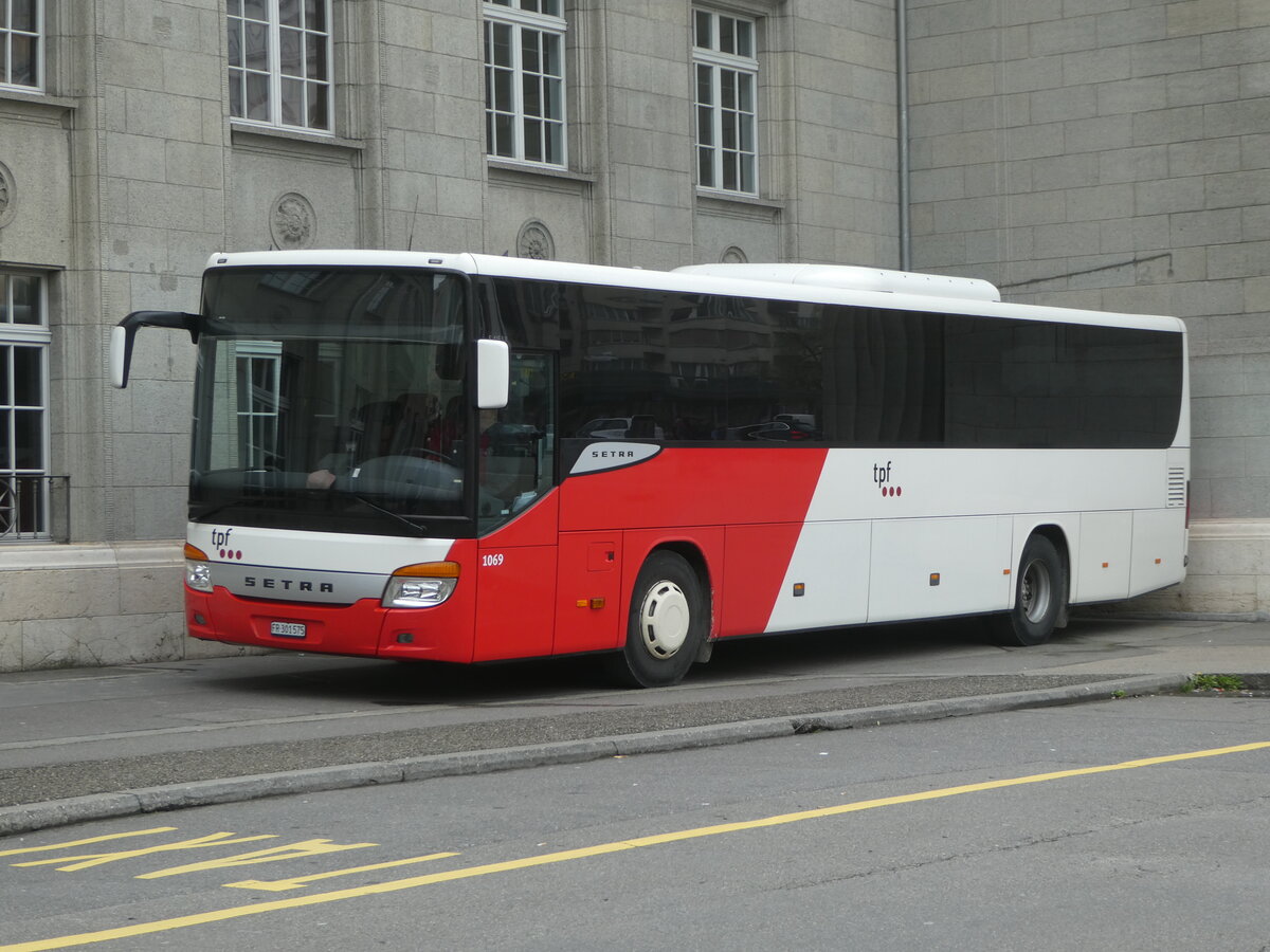 (248'996) - TPF Fribourg - Nr. 1069/FR 301'575 - Setra (ex CJ Tramelan Nr. 122) am 22. April 2023 beim Bahnhof Biel