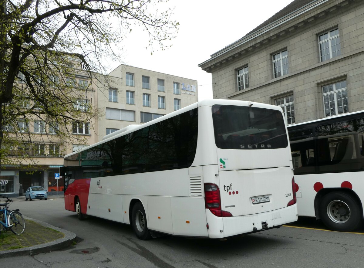 (248'997) - TPF Fribourg - Nr. 1069/FR 301'575 - Setra (ex CJ Tramelan Nr. 122) am 22. April 2023 beim Bahnhof Biel