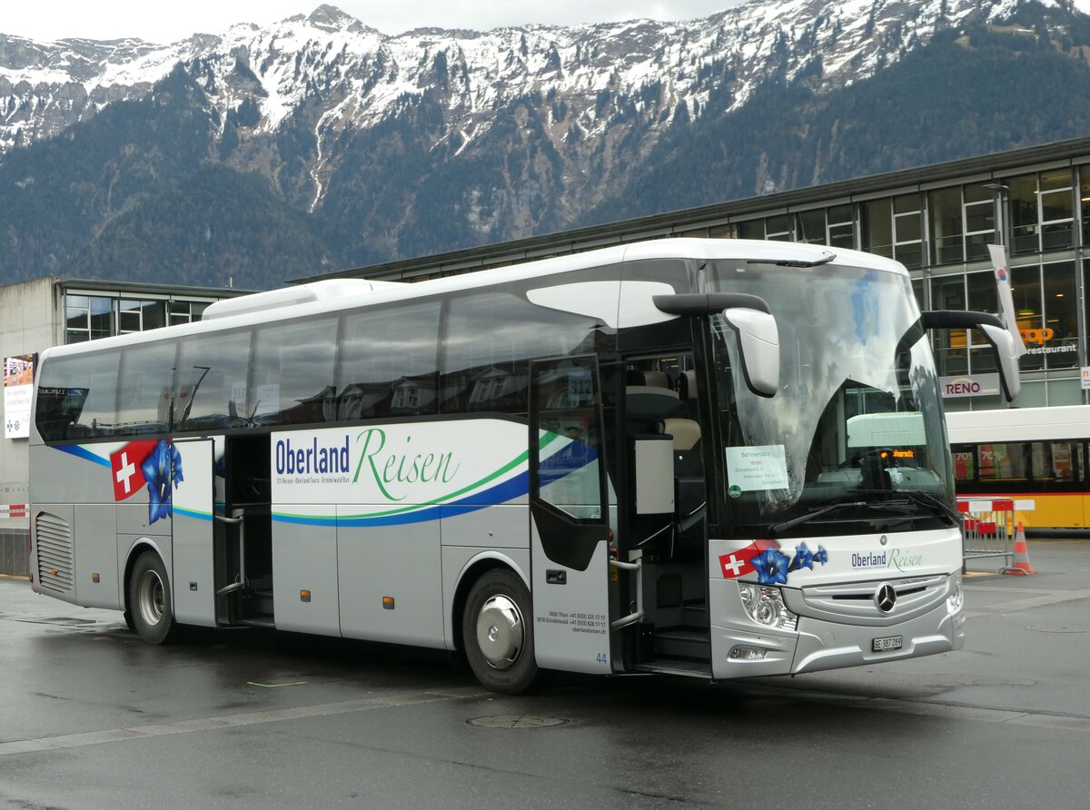 (249'175) - Oberland Reisen, Thun - Nr. 44/BE 387'289 - Mercedes am 28. April 2023 beim Bahnhof Interlaken Ost