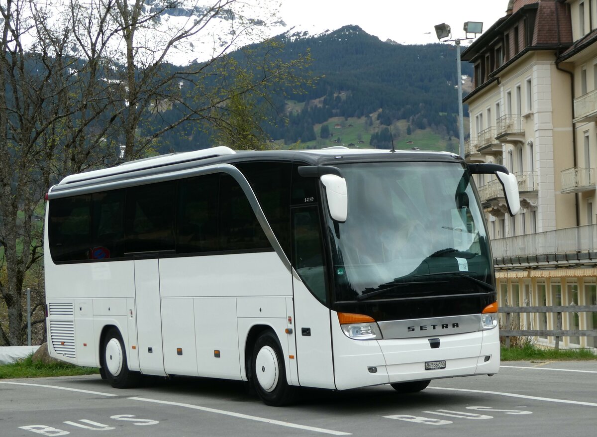 (249'203) - Jankovic, Adliswil - ZH 555'050 - Setra am 28. April 2023 beim Bahnhof Grindelwald