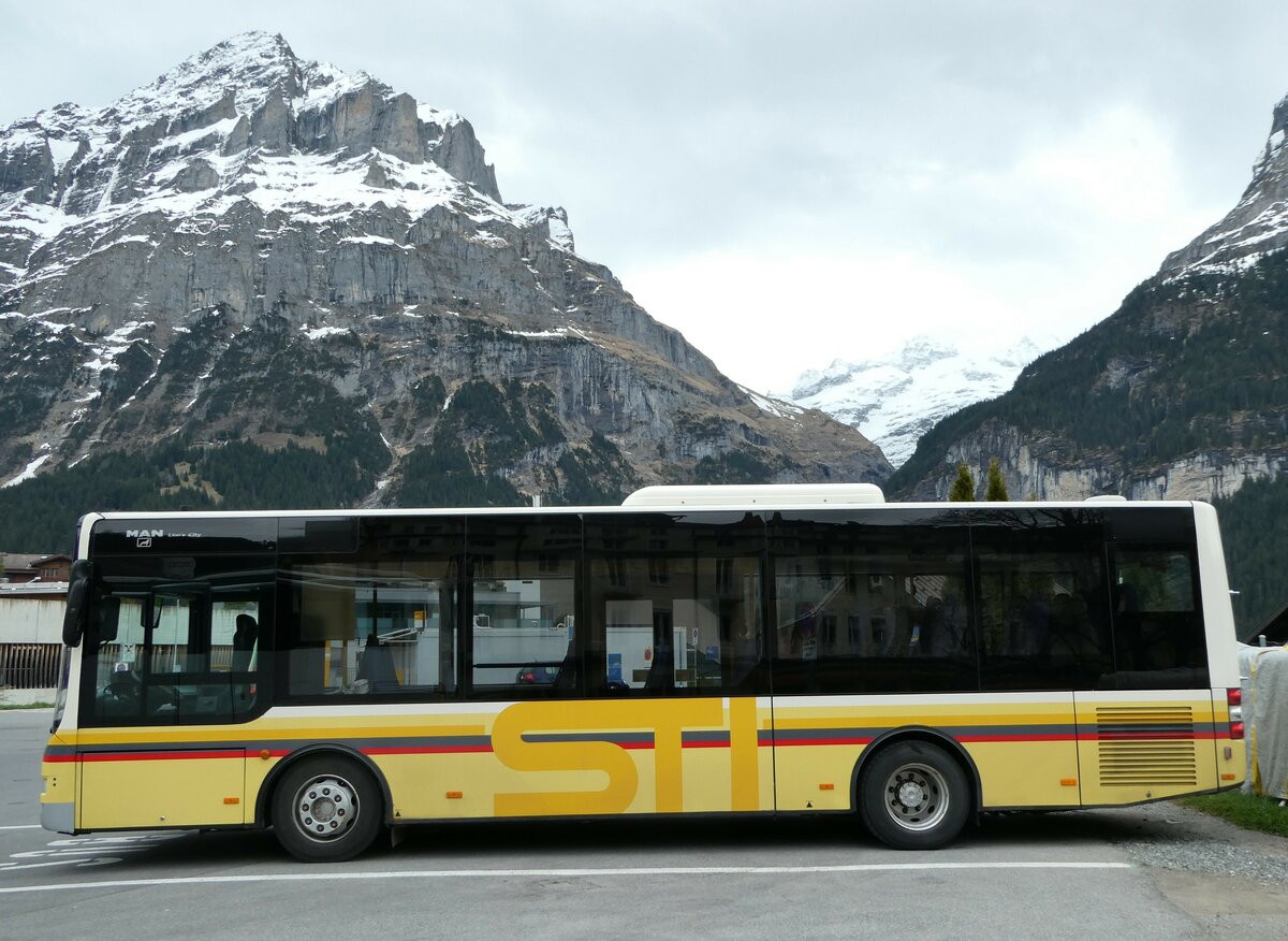 (249'214) - Grindelwaldbus, Grindelwald - Nr. 17/BE 72'444 - MAN/Gppel (ex STI Thun Nr. 133) am 28. April 2023 beim Bahnhof Grindelwald