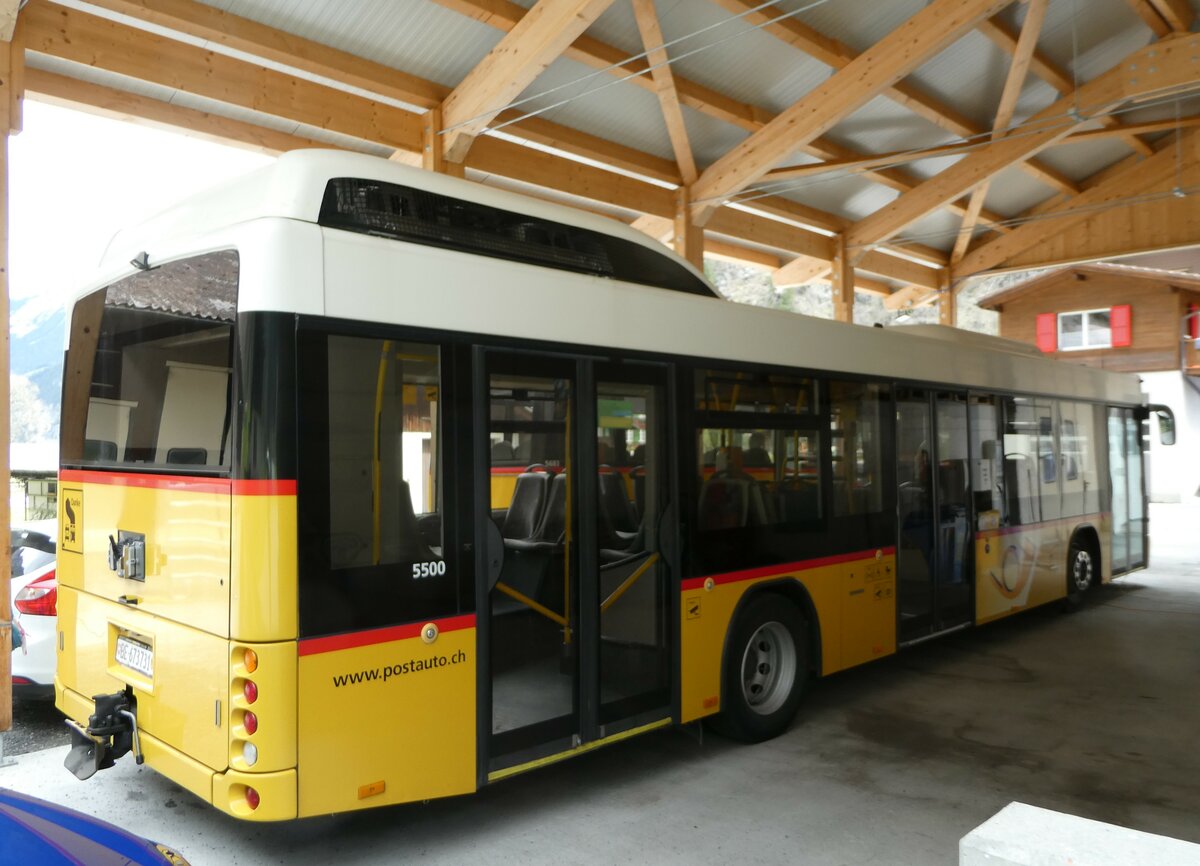 (249'243) - PostAuto Bern - Nr. 10/BE 673'731/PID 5500 - Hess (ex Klopfstein, Laupen Nr. 10) am 28. April 2023 in Stechelberg, Garage