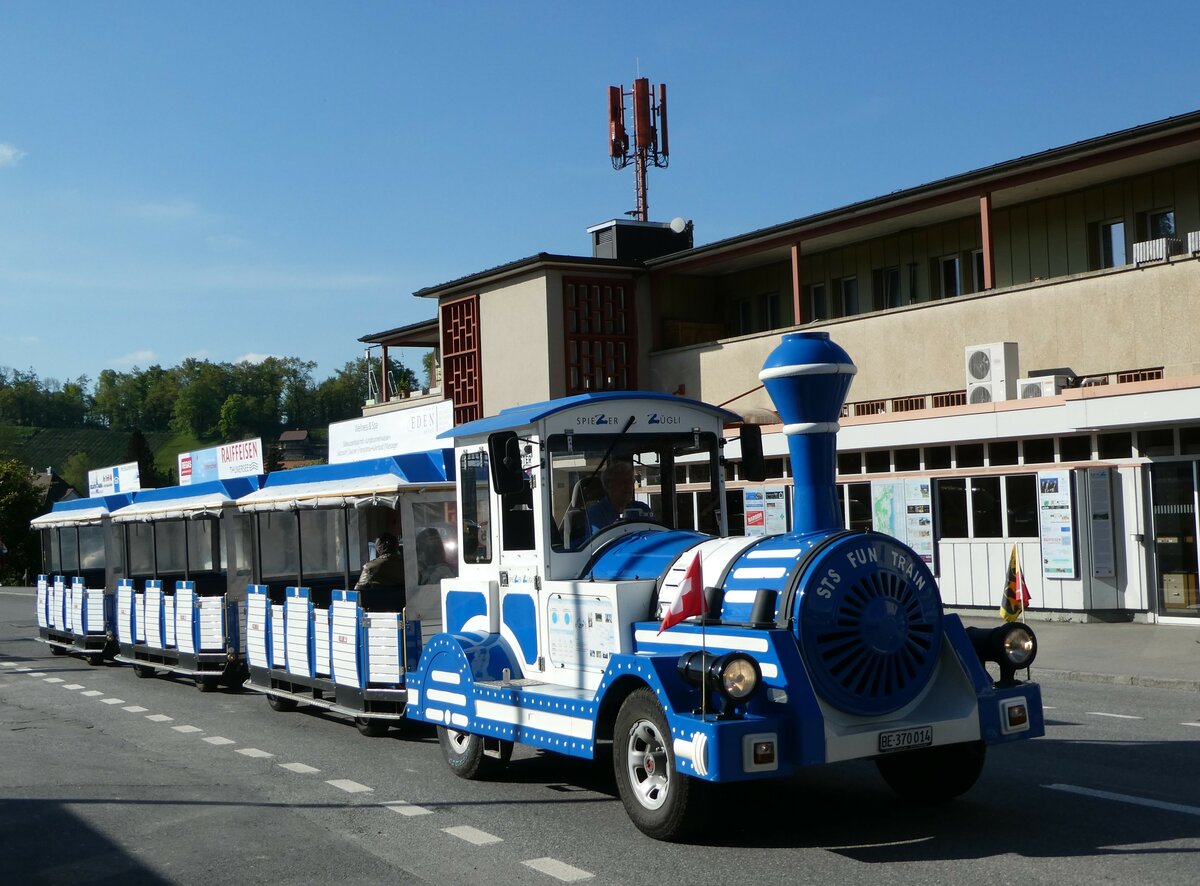 (249'514) - STS Fun Train, Spiez - BE 370'014 - am 3. Mai 2023 beim Bahnhof Spiez