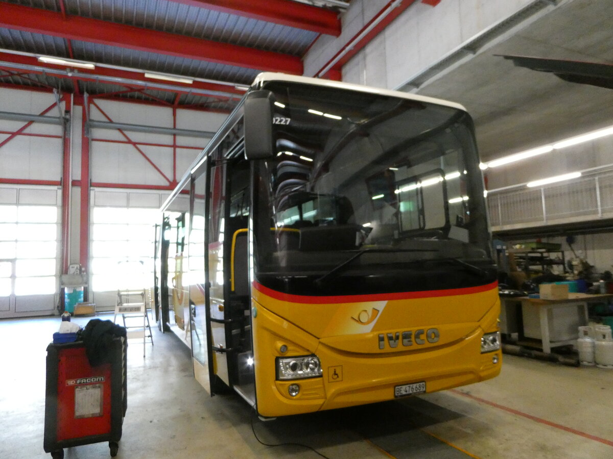 (249'525) - PostAuto Bern - BE 476'689/PID 10'227 - Iveco am 4. Mai 2023 in Frutigen, Garage AFA