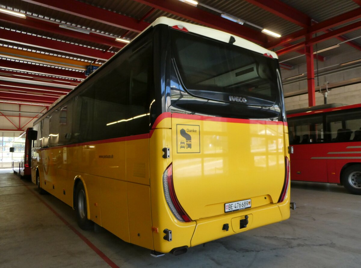 (249'526) - PostAuto Bern - BE 476'689/PID 10'227 - Iveco am 4. Mai 2023 in Frutigen, Garage AFA