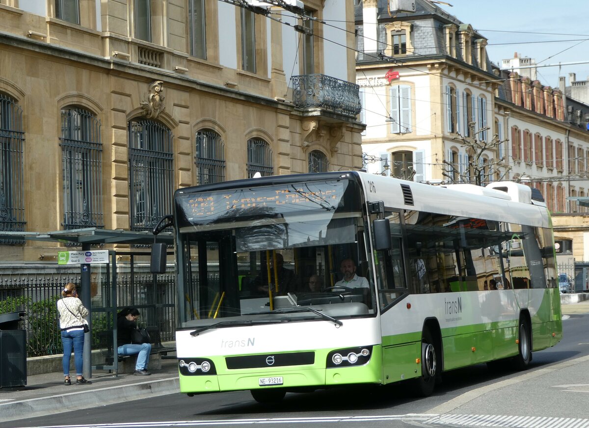 (249'573) - transN, La Chaux-de-Fonds - Nr. 216/NE 93'216 - Volvo (ex TN Neuchtel Nr. 216) am 5. Mai 2023 in Neuchtel, Place Pury