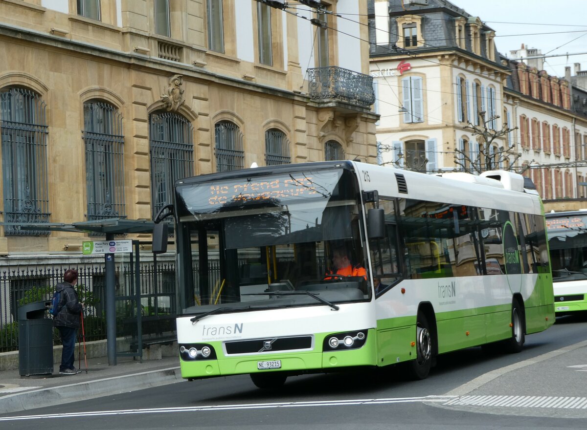 (249'589) - transN, La Chaux-de-Fonds - Nr. 215/NE 93'215 - Volvo (ex TN Neuchtel Nr. 215) am 5. Mai 2023 in Neuchtel, Place Pury