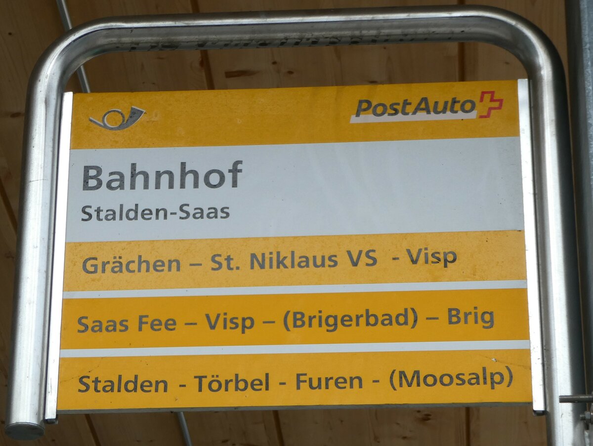 (250'372) - PostAuto-Haltestellenschild - Stalden-Saas, Bahnhof - am 23. Mai 2023