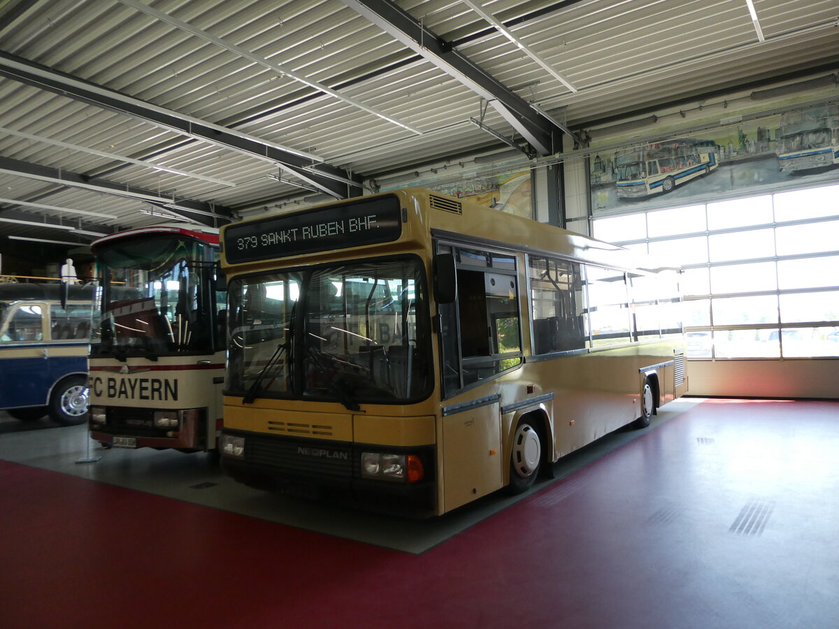 (250'951) - Auwrter, Pilsting - Neoplan (ex BVG Berlin Nr. 2423) am 4. Juni 2023 in Pilsting, Auwrter Automobil-Parks