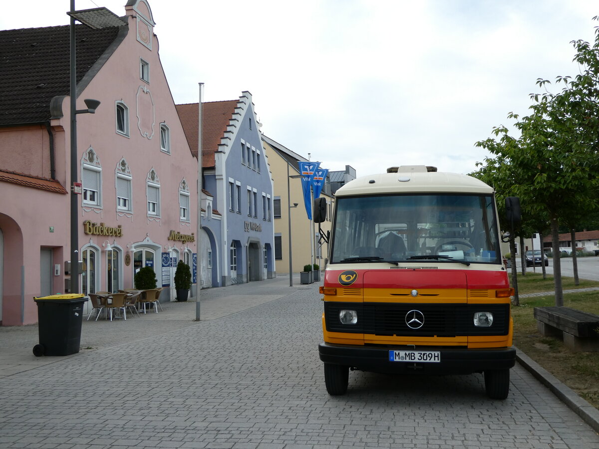 (251'056) - Hahn, Mnchen - Nr. 6/M-MB 309H - Mercedes (ex Mller, CH-Ennetmoos Nr. 6; ex Portenier, CH-Adelboden Nr. 6; ex Geiger, CH-Adelboden Nr. 6) am 4. Juni 2023 in Pilsting, Marktplatz